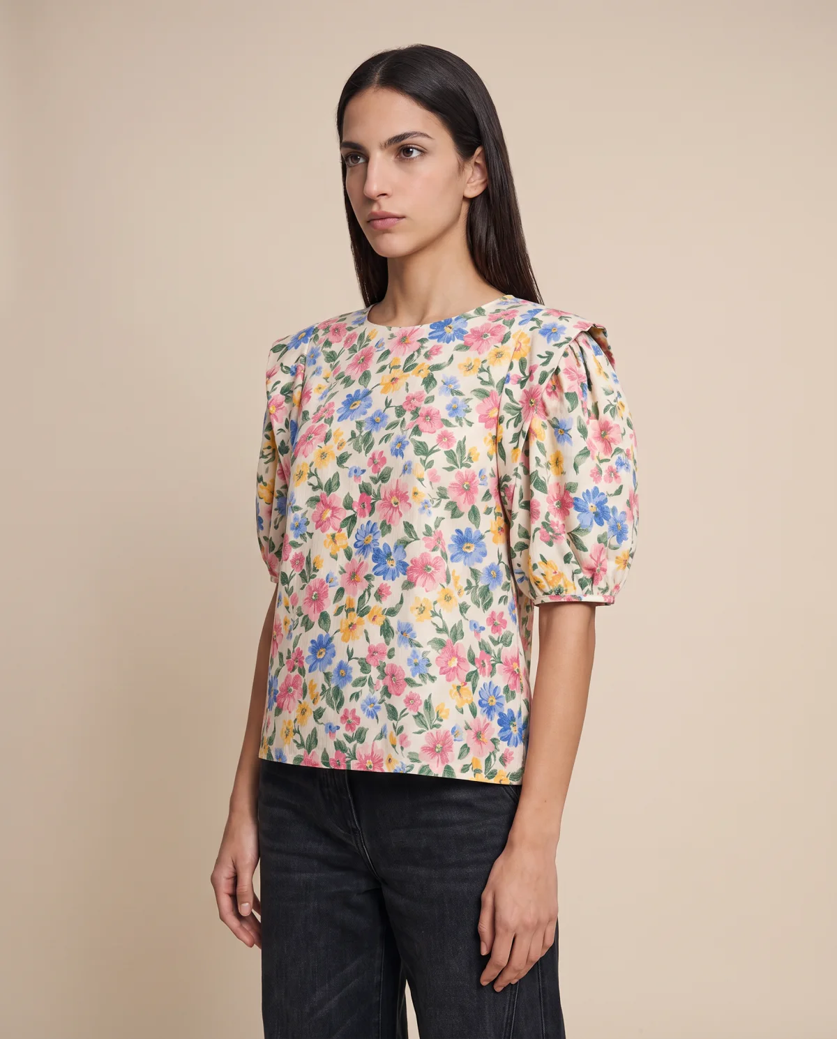 Three-quarter right e-commerce view of the complete outfit